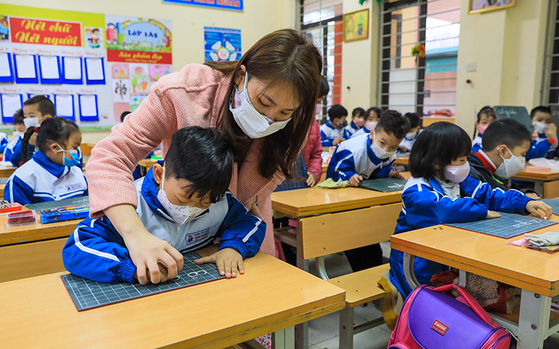 Giờ học trực tiếp đầu tiên sau đợt giãn cách xã hội của học sinh lớp 1A5 Trường tiểu học Vân Canh, huyện Hoài Đức, thành phố Hà Nội.