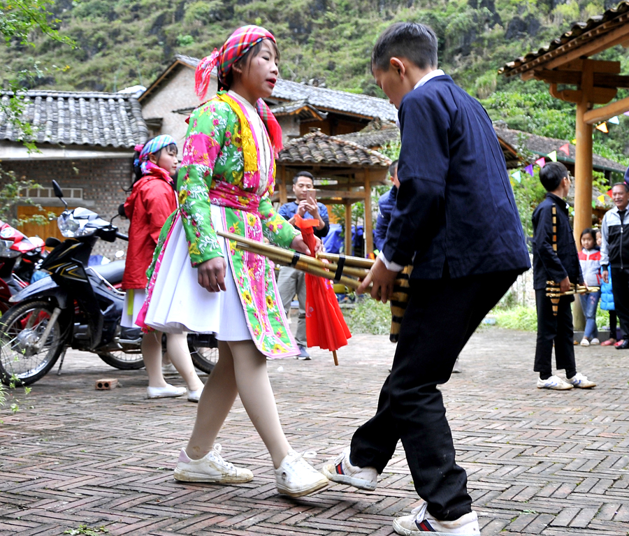 Chàng trai, cô gái người Mông ở Mèo Vạc thể hiện tình càm qua tiếng khèn, điệu nhảy - một nét đẹp trong văn hóa người Mông.