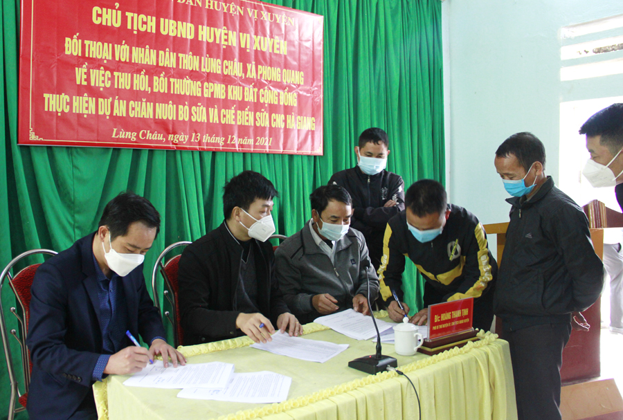 Chính quyền huyện Vị Xuyên, đại diện Tập đoàn TH và người dân thôn Lùng Châu, xã Phong Quang (Vị Xuyên) ký thỏa thuận giải phóng mặt bằng sau nhiều lần đối thoại.

