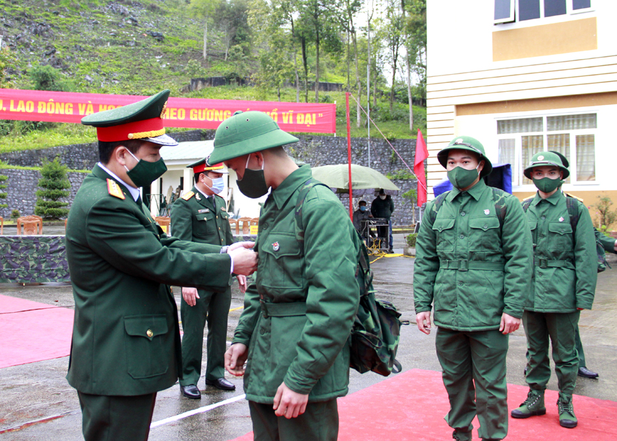 Đại tá Lại Tiến Giang, Chỉ huy trưởng Bộ CHQS tỉnh động viên tân binh lên đường nhập ngũ.
