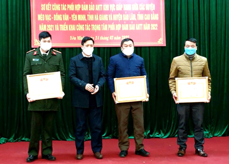 Lãnh đạo UBND huyện Yên Minh tặng Giấy khen cho các cá nhân có thành tích xuất sắc trong công tác phối hợp bảo đảm ANTT.