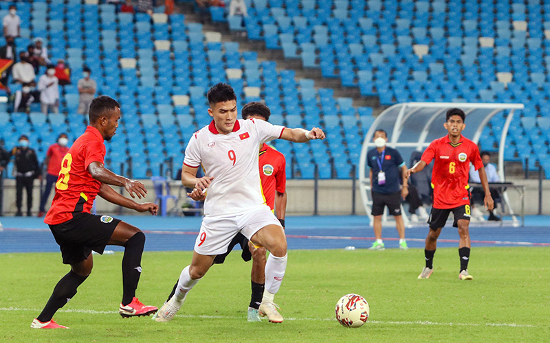 Pha tranh bóng của cầu thủ U23 Việt Nam (áo trắng) và U23 Timor Leste.