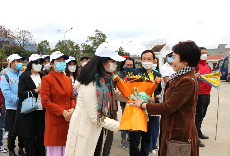 Lãnh đạo Sở Văn hoá, Thể thao và Du lịch tặng hoa chào đón đoàn du khách đến tỉnh dịp Tết.