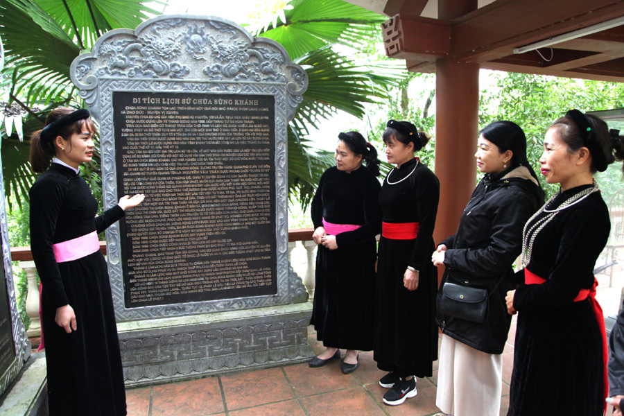 Nhân dân địa phương và du khách thăm quan chùa Sùng Khánh.