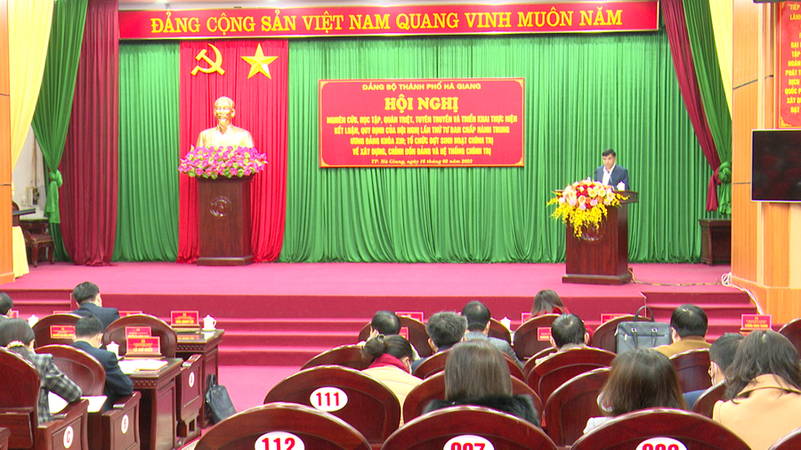 Bí thư Thành ủy Hầu Minh Lợi quán triệt, triển khai các quy định, kết luận tại hội nghị.
