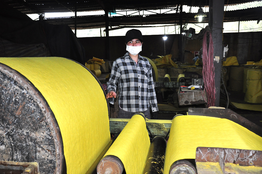 Dây chuyền sản xuất của Nhà máy giấy Hải Hà chạy hết công suất ngay những ngày đầu Xuân.