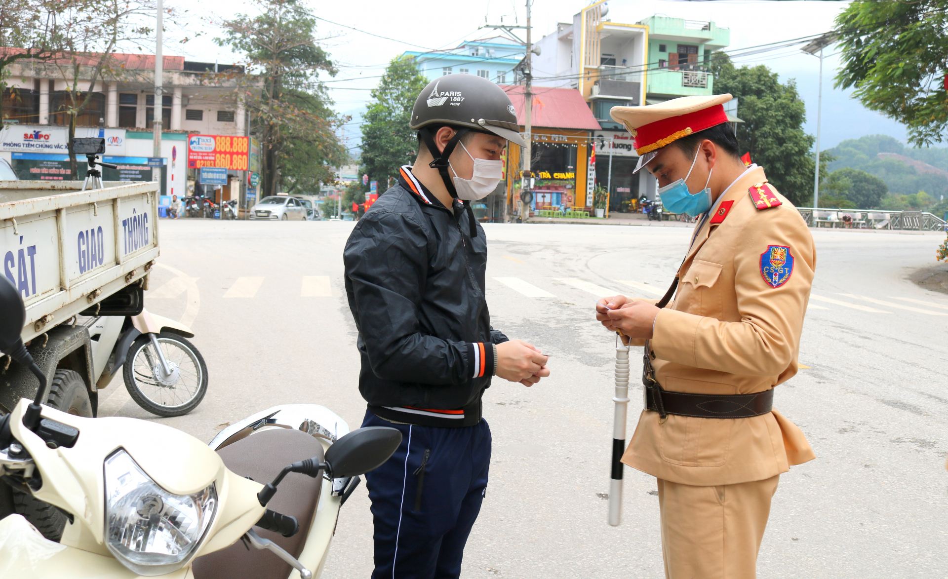 Lực lượng Cảnh sát giao thông thành phố Hà Giang tuần tra, xử lý vi phạm trên địa bàn.
