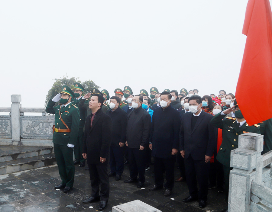 Bí thư Tỉnh ủy Đặng Quốc Khánh chủ trì nghi lễ Thượng cờ tại Cột cờ Quốc gia Lũng Cú