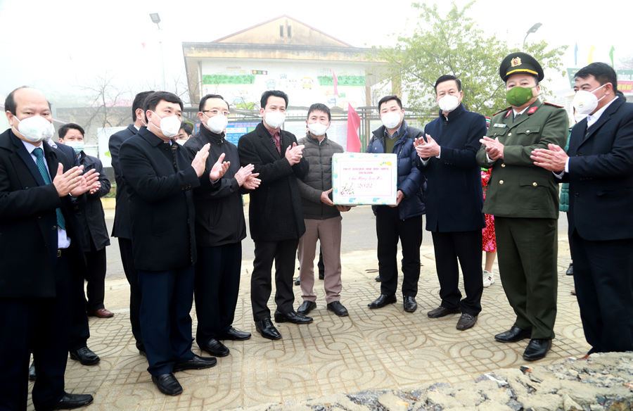 Bí thư Tỉnh ủy Đặng Quốc Khánh cùng các đồng chí lãnh đạo tỉnh tặng quà, động viên cấp ủy, chính quyền xã Lũng Cú