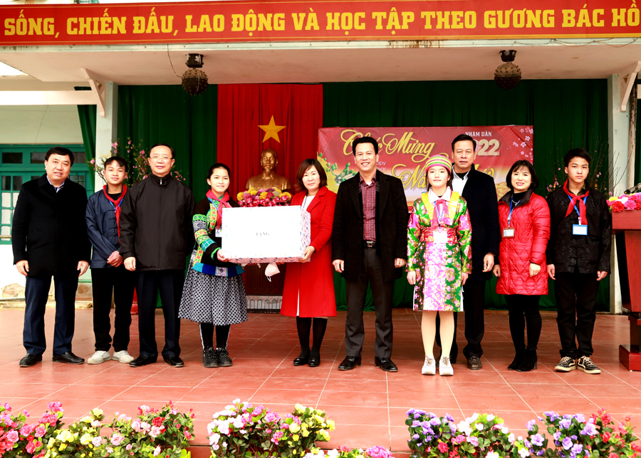 Các đồng chí lãnh đạo tỉnh tặng quà giáo viên và học sinh Trường Phổ thông dân tộc nội trú huyện Quản Bạ
