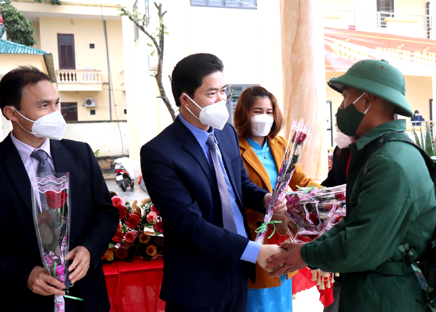Trưởng Ban Tuyên giáo Tỉnh ủy Vũ Mạnh Hà tặng hoa, động viên các tân binh.
