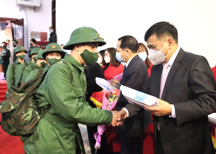 Các đồng chí lãnh đạo tỉnh, thành phố Hà Giang tặng hoa và quà, động viên 72 thanh niên ưu tú của thành phố lên đường nhập ngũ.