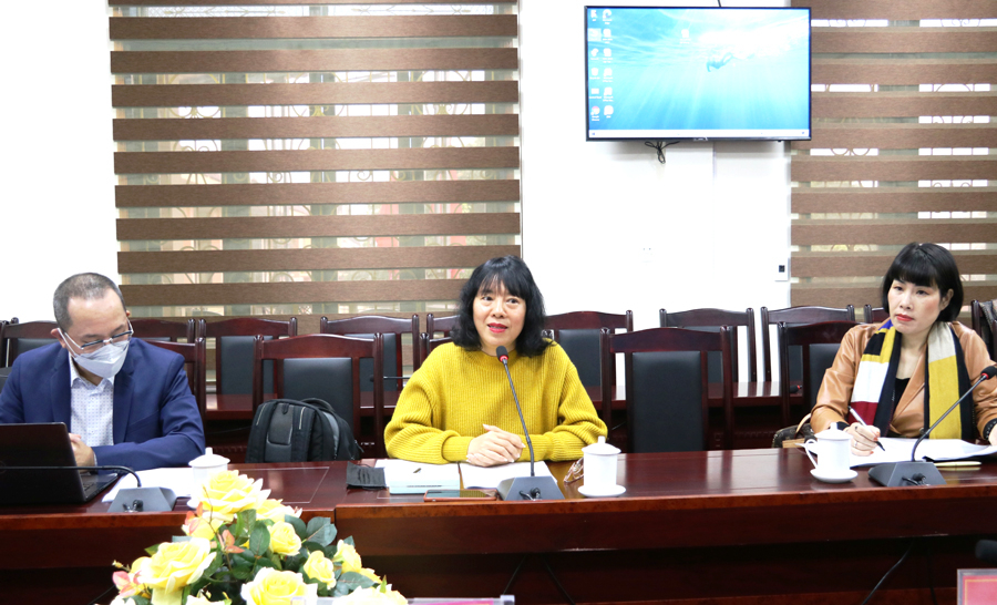 Bà Trịnh Thu Hồng, Trưởng Ban Đào tạo, Tập đoàn FPT trình bày Khung chương trình đào tạo, kế hoạch và công tác triển khai cụ thể năm 2022