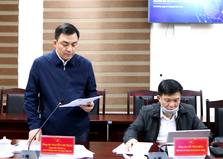 Đồng chí Nguyễn Chí Thâm, Giám đốc Sở Nội vụ, Tổ phó Tổ đào tạo nâng cao nhận thức chuyển đổi số tỉnh thông qua dự thảo Kế hoạch đào tạo, bồi dưỡng kiến thức CĐS năm 2022
