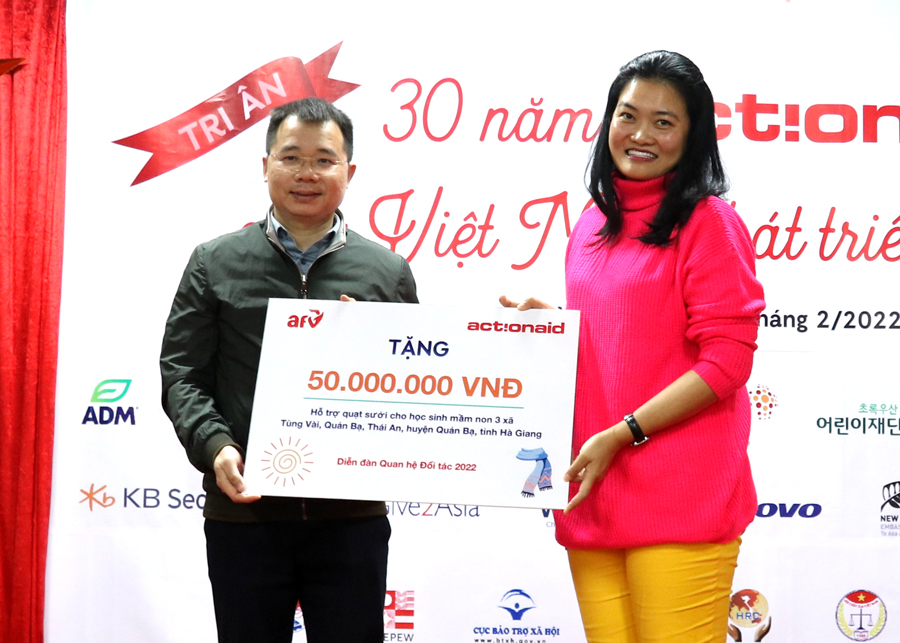 Bà Hoàng Phương Thảo, Trưởng đại diện AAV tại Việt Nam trao tặng 50 triệu đồng cho học sinh mầm non trên địa bàn huyện Quản Bạ