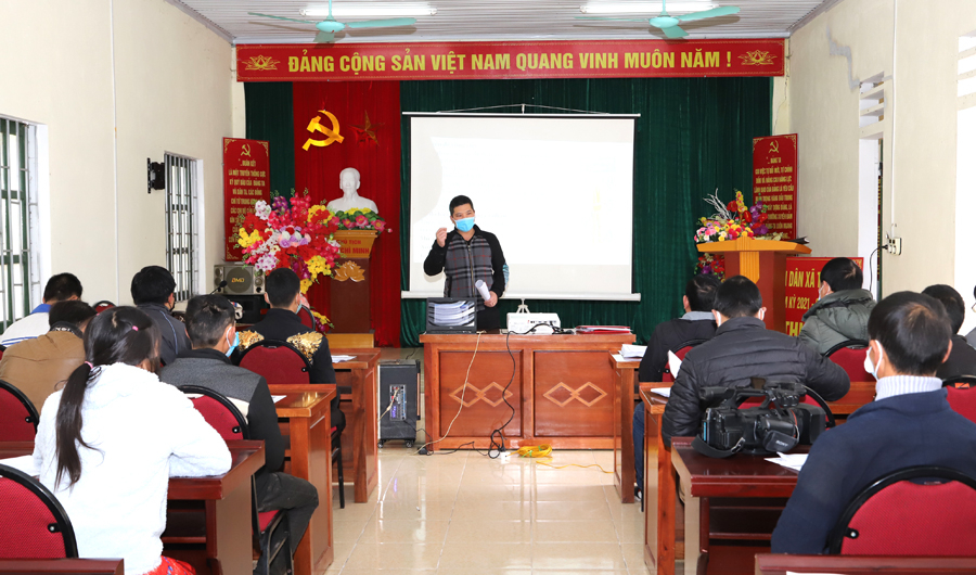 Phòng Lao động - TBXH huyện tuyên truyền, giới thiệu việc làm tại xã Tả Lủng.
