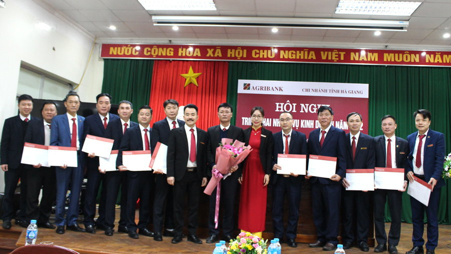Lãnh đạo Ngân hàng Agribank chi nhánh tỉnh Hà Giang trao Giấy khen cho các đơn vị hoàn thành xuất sắc mục tiêu kinh doanh năm 2021.