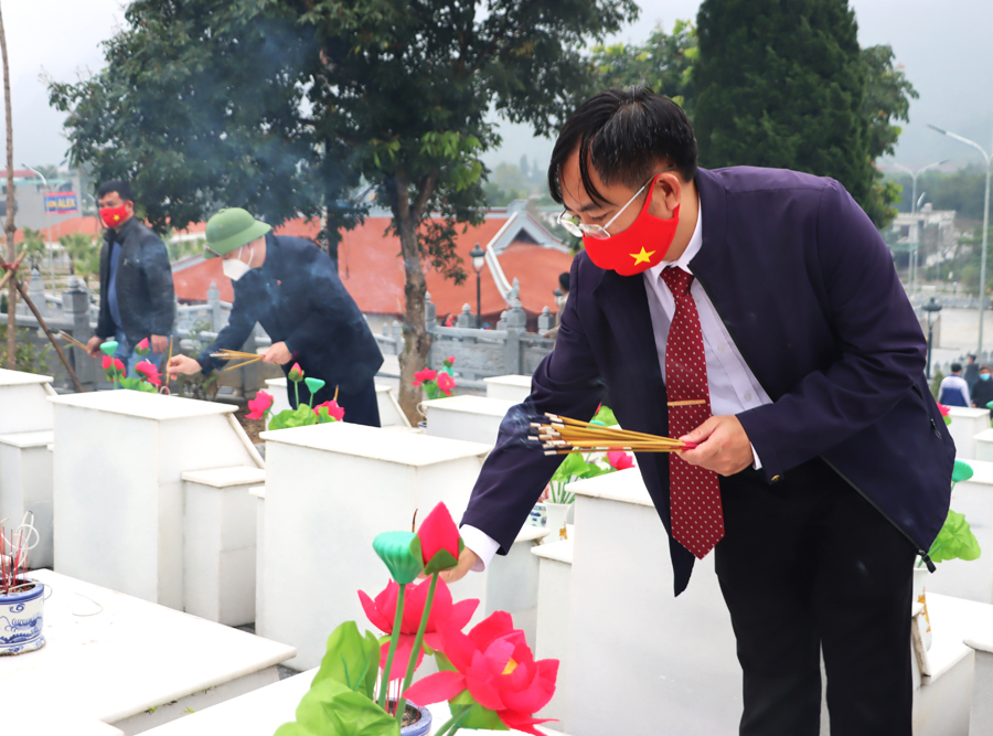 Đại biểu thắp hương các phần mộ tại Nghĩa trang Liệt sỹ Quốc gia Vị Xuyên.

