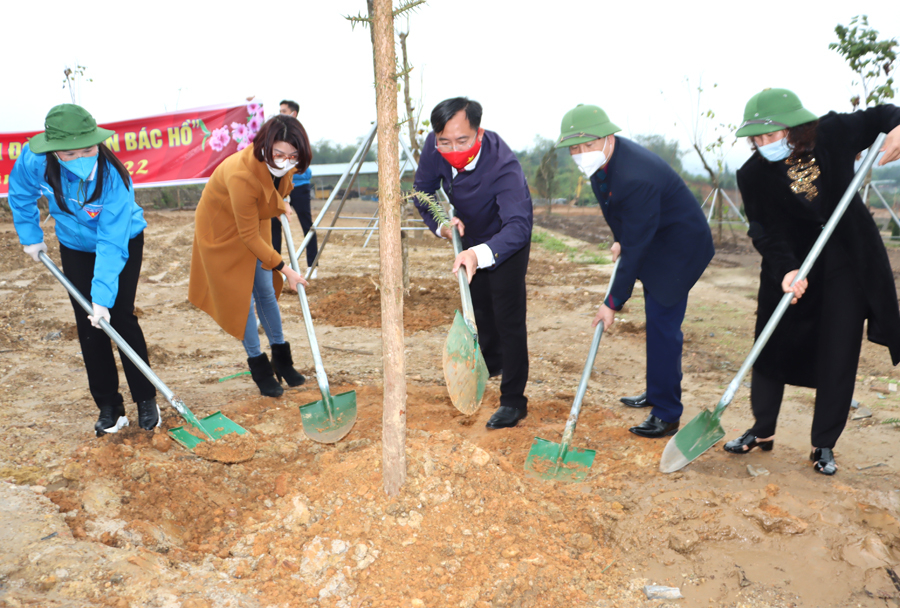 Các đại biểu trồng cây lưu niệm tại Nghĩa trang Liệt sỹ Quốc gia Vị Xuyên.
