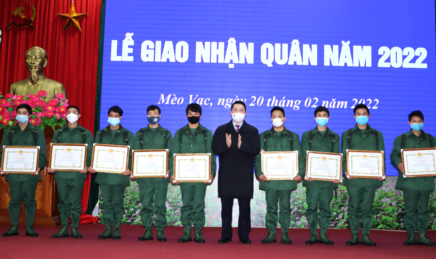 Trưởng Ban Dân vận Tỉnh ủy Trần Mạnh Lợi trao Giấy khen của Chủ tịch UBND huyện Mèo Vạc cho các tân binh tình nguyện viết đơn nhập ngũ.