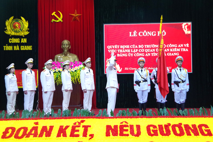 Cơ quan UBKT Đảng ủy Công an tỉnh tuyên thệ trước Quân kỳ.                                                             Ảnh: Quang Lân

