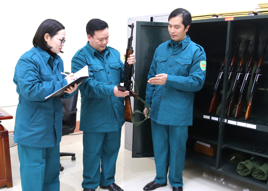 Ban chỉ huy Quân sự phường Nguyễn Trãi kiểm tra vũ khí, trang bị đảm bảo sẵn sàng chiến đấu.

