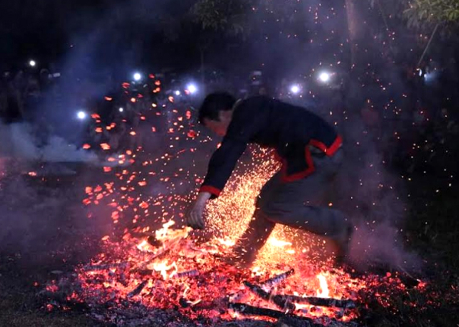 Nhảy lửa là hoạt động văn hóa độc đáo mang bản sắc rất hoang sơ, huyền bí của dân tộc Pà Thẻn ở Tân Lập. 					Ảnh: TL
