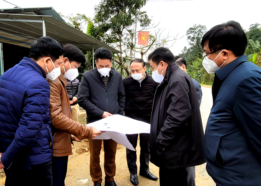 Phó Chủ tịch Thường trực UBND tỉnh Hoàng Gia Long kiểm tra thực tế tại xã Đồng Yên.
