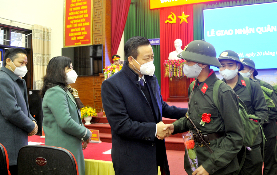 Chủ tịch UBND tỉnh Nguyễn Văn Sơn tặng hoa, động viên các tân binh lên đường nhập ngũ.