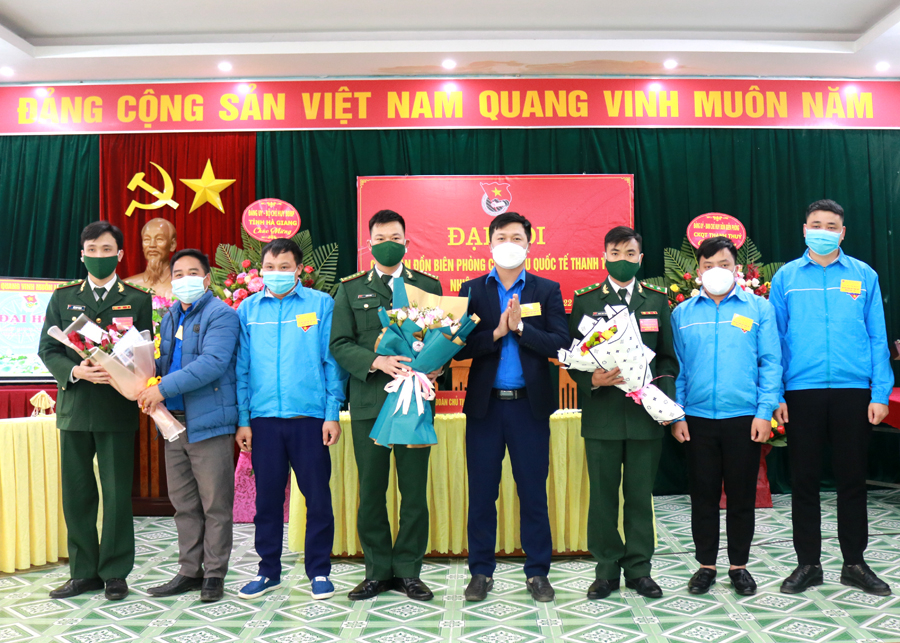 Các đại biểu tặng hoa chúc mừng Ban chấp hành Chi đoàn Đồn Biên phòng Cửa khẩu quốc tế Thanh Thủy, nhiệm kỳ 2022 – 2024.