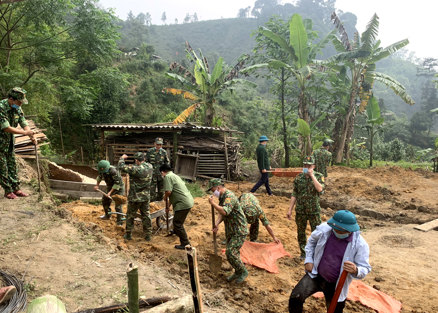 Đoàn viên, thanh niên Đồn Biên phòng Cửa khẩu Quốc tế Thanh Thủy giúp dân xây dựng nhà ở.