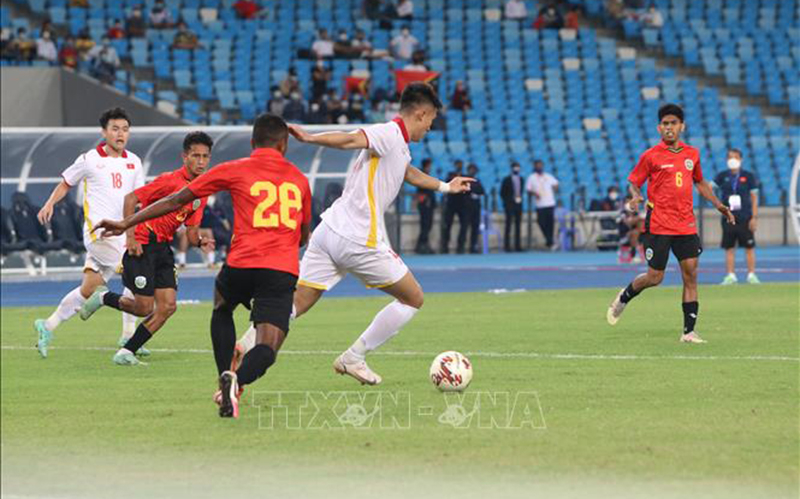 Tranh chấp bóng quyết liệt giữa các cầu thủ đội tuyển bóng đá U23 Việt Nam và U23 Timor Leste trong trận bán kết giải U23 Đông Nam Á.