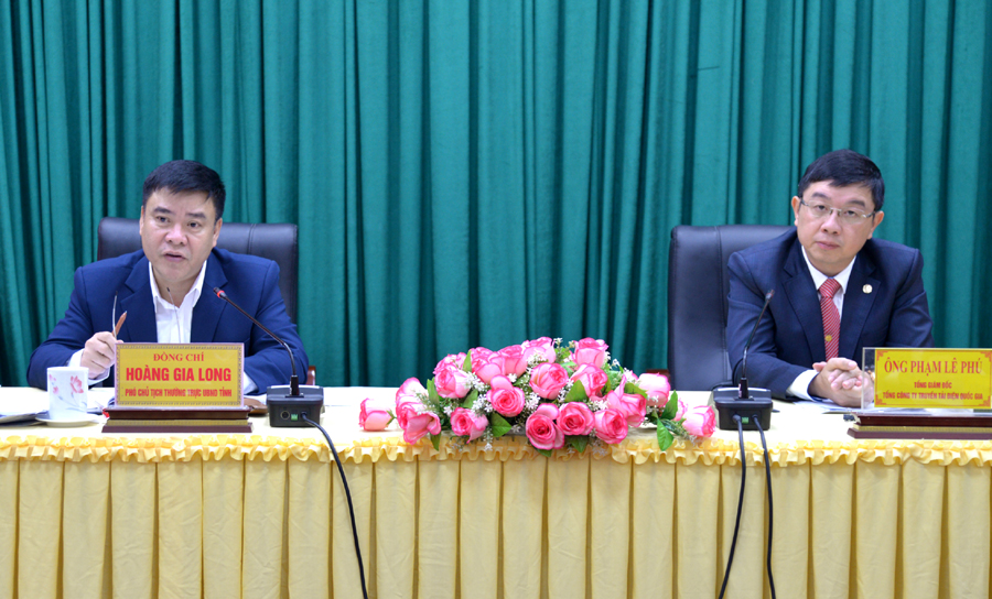 Phó Chủ tịch Thường trực UBND tỉnh Hoàng Giang Long và Tổng Giám đốc Tổng Công ty Truyền tải điện Quốc gia Phạm Lê Phú chủ trì buổi làm việc.