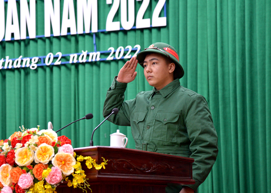 Tân binh Hoàng Văn Hưng, phường Nguyễn Trãi phát biểu cảm tưởng và hứa hoàn thành xuất sắc nhiệm vụ.