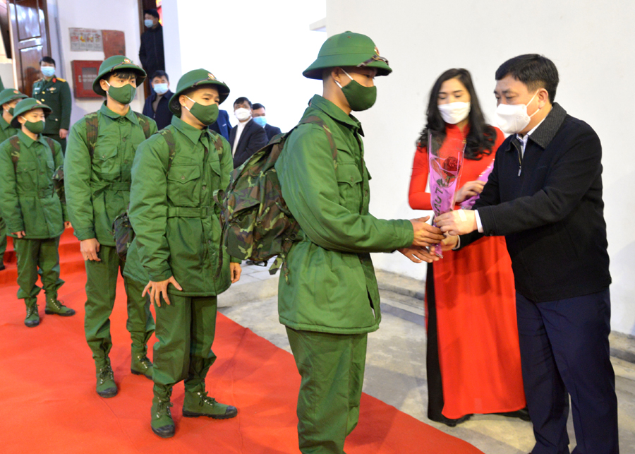 Phó Bí thư Tỉnh ủy Nguyễn Mạnh Dũng thăm hỏi, động viên các tân binh trước khi lên đường nhập ngũ.