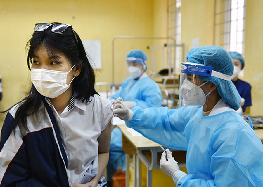 Tiêm vaccine phòng Covid-19 cho học sinh Trường THPT Quang Trung, quận Ðống Ða, Thành phố Hà Nội.
