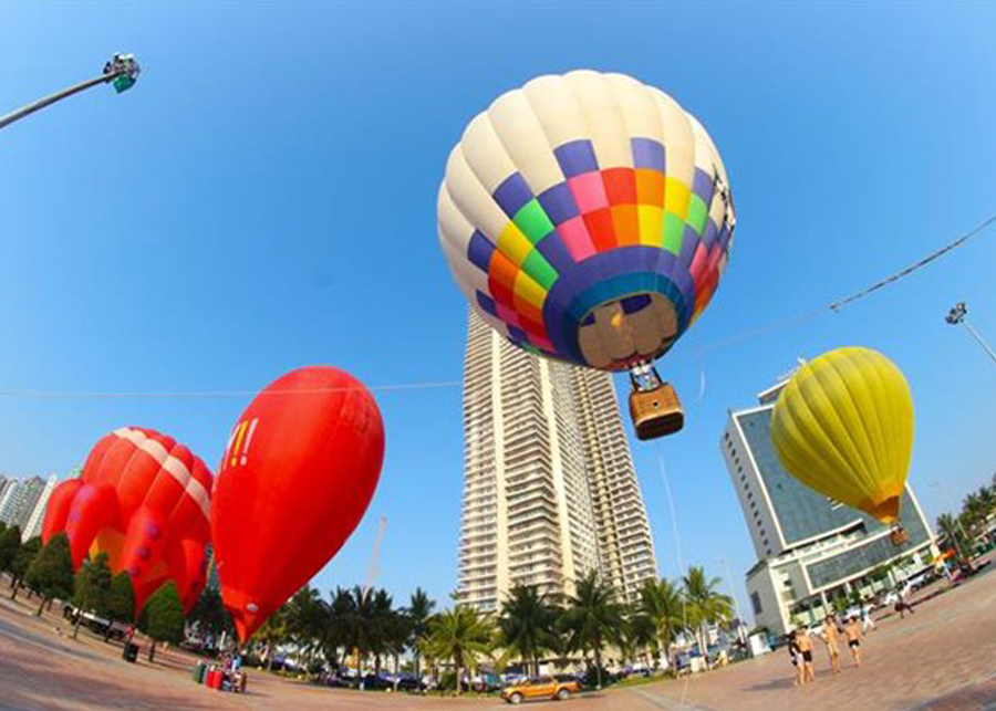 Trình diễn bay khinh khí cầu bên bờ biển Đà Nẵng.
