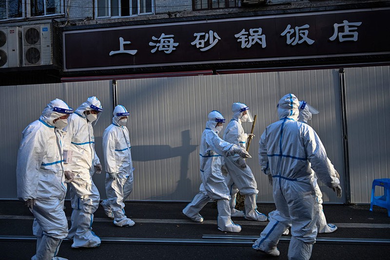Nhân viên y tế tại một khu vực bị phong tỏa thuộc TP Thượng Hải, Trung Quốc ngày 15-3.