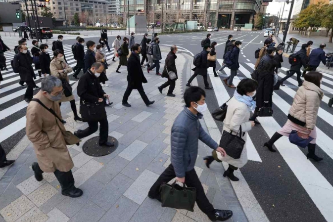 Người dân đi lại trên đường phố vào giờ cao điểm buổi sáng tại thủ đô Tokyo, Nhật Bản.