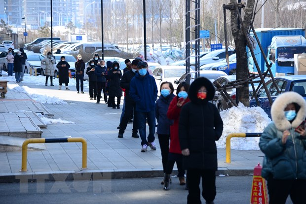 Người dân xếp hàng chờ xét nghiệm COVID-19 tại Trường Xuân, tỉnh Cát Lâm, Trung Quốc, ngày 20/3/2022. 