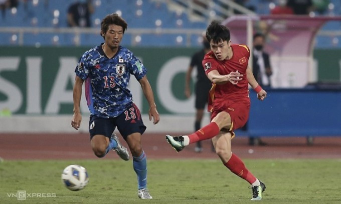 Hoàng Đức (phải) dứt điểm trong trận thua Nhật Bản 0-1 ở lượt đi vòng loại World Cup 2022 trên sân Mỹ Đình ngày 11/11/2021. 