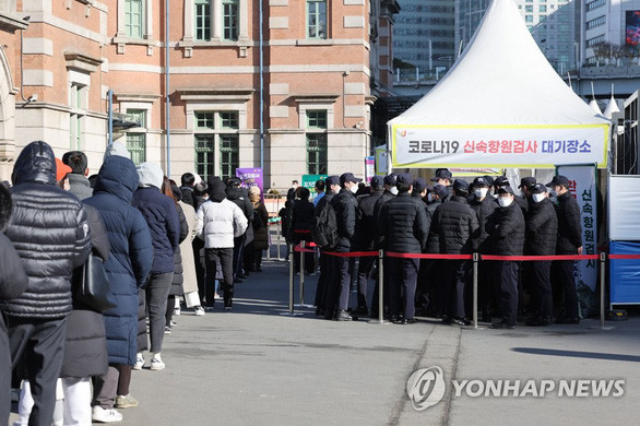 Người dân xếp hàng đợi lấy mẫu xét nghiệm COVID-19 tại một trung tâm xét nghiệm tạm thời ở Seoul, Hàn Quốc ngày 6/3