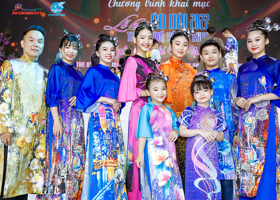 Nhà thiết kế Việt Hùng (ngoài cùng bên trái) cùng các người mẫu trình diễn bộ sưu tập áo dài.