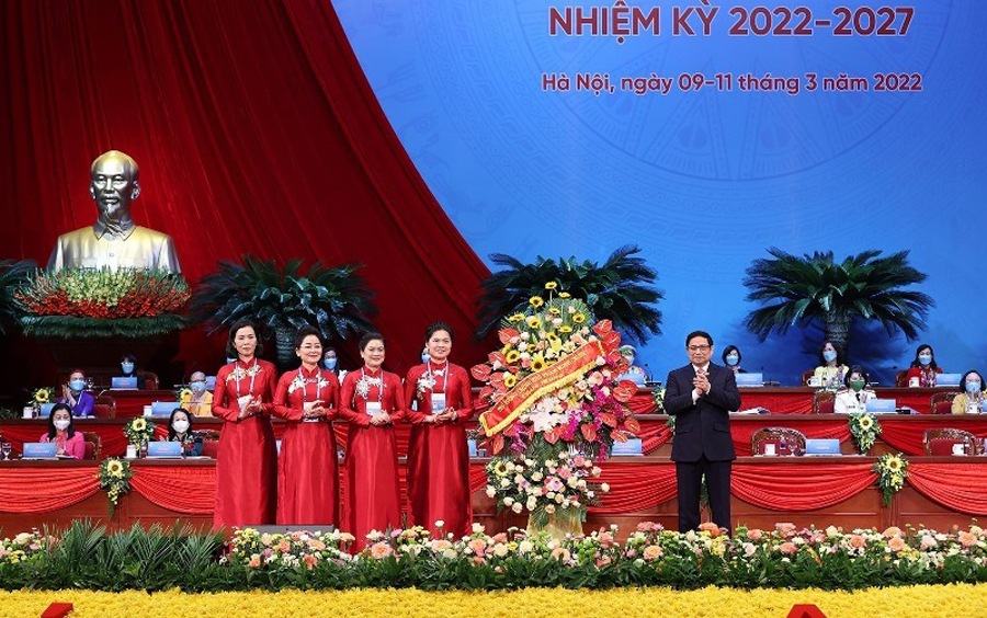 Thủ tướng Phạm Minh Chính tặng hoa chúc mừng Đại hội.