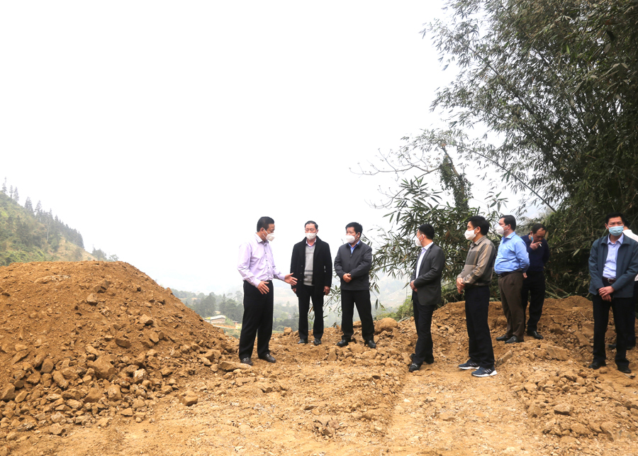 Đồng chí Nguyễn Văn Sơn kiểm tra vị trí bãi đổ thải của dự án tại xã Nậm Dịch (Hoàng Su Phì).
