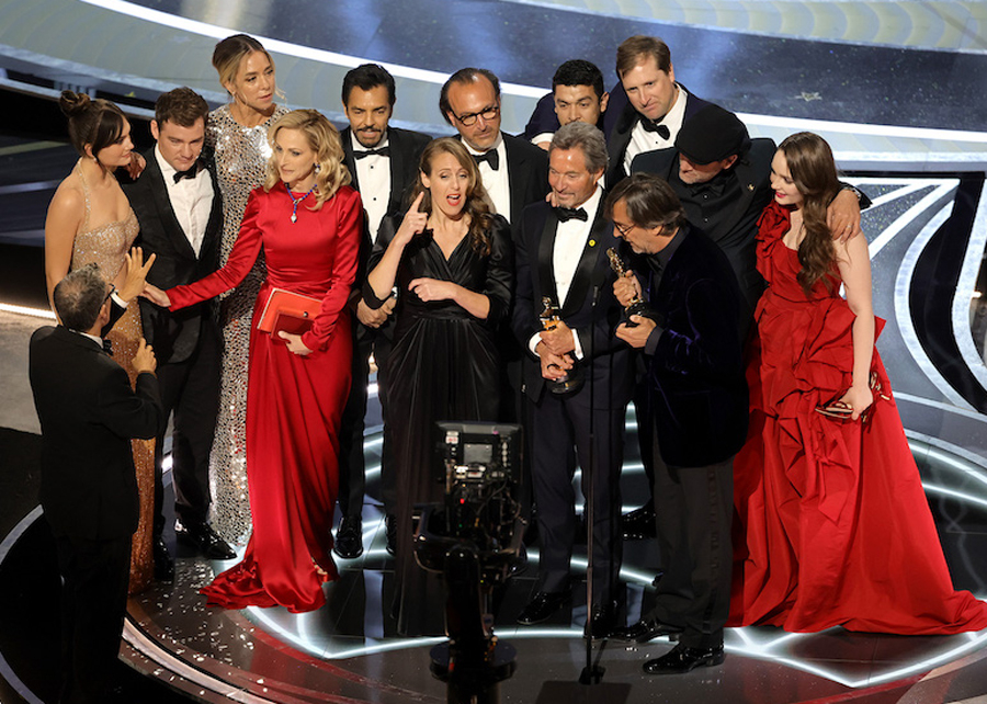 Dàn diễn viên và đoàn làm phim CODA nhận giải Phim hay nhất. 