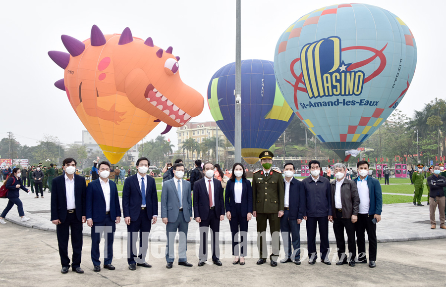 Các đồng chí lãnh đạo tỉnh với Lễ hội Khinh khí cầu.

