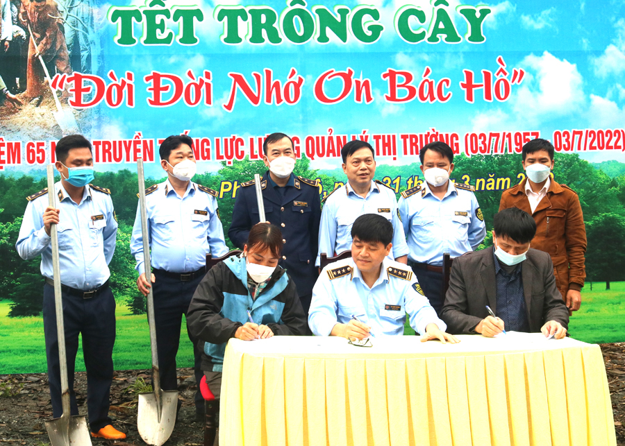 Lãnh đạo Cục Quản lý thị trường Hà Giang, xã Phương Độ và người dân thôn Hạ Thành ký bàn giao cây xanh