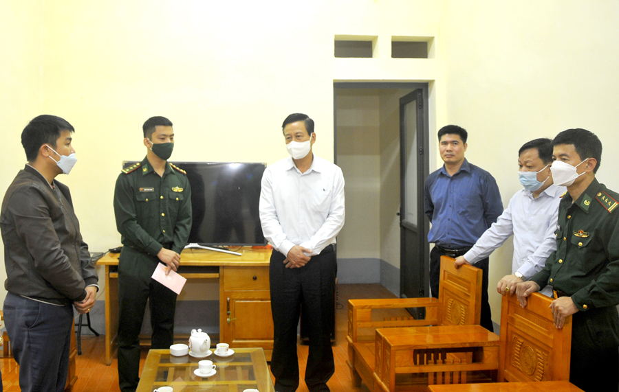 Chủ tịch UBND tỉnh Nguyễn Văn Sơn đến thăm Trạm kiểm soát biên phòng Pà Vầy Sủ.
