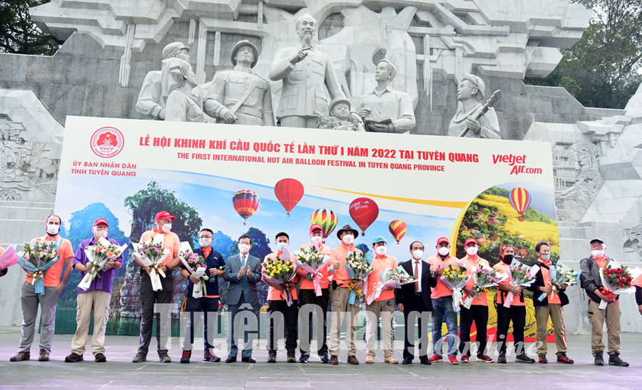 Đồng chí Bí thư Tỉnh ủy Chẩu Văn Lâm và đồng chí Chủ tịch UBND tỉnh Nguyễn Văn Sơn tặng hoa cho các phi công
tham gia Lễ hội khinh khí cầu quốc tế lần thứ I tại Tuyên Quang.